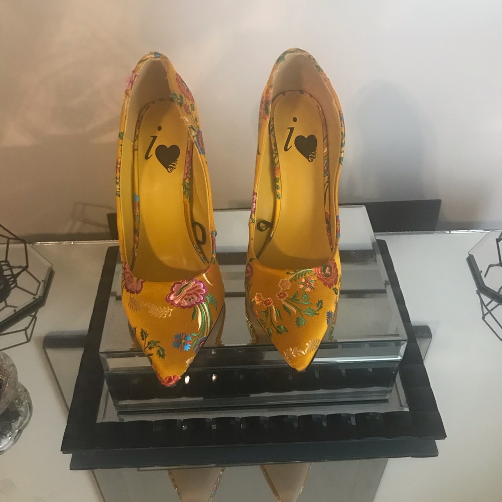 Colorful floral  pumps